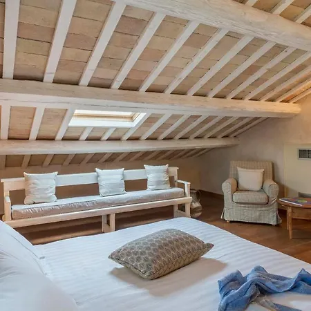 Casa Sant'elia 10, Emma فيلة Filottrano